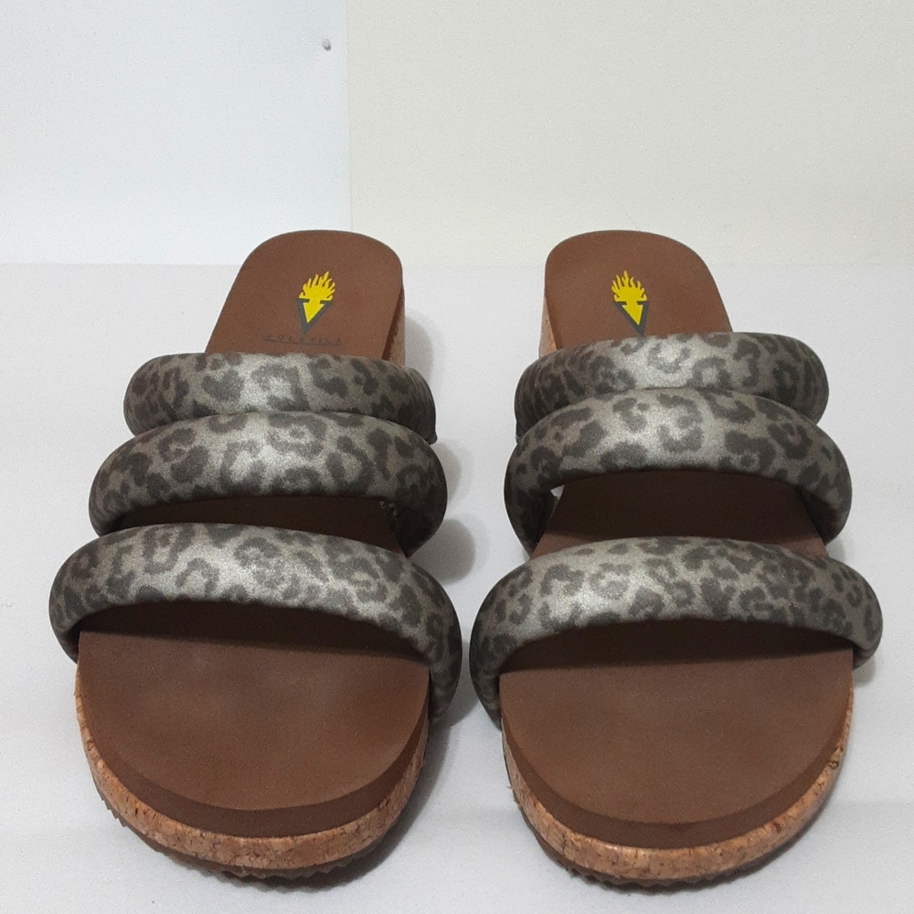 Volatile Gillette Womens 8 Champagne Leopard Shoes